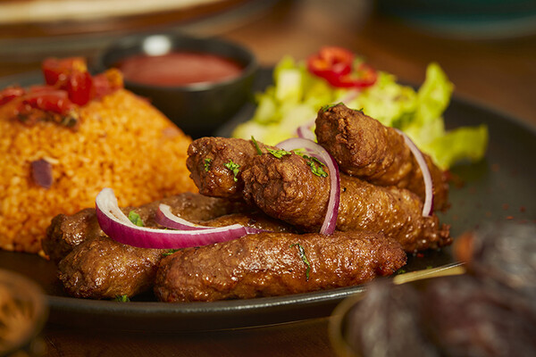 Cevapcici mit Bulgur & Salat